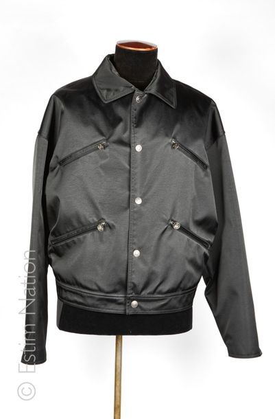 VERSACE jeans COUTURE POUR HOMME vers 1995/2000 BLOUSON en nylon satiné noir, doublure...