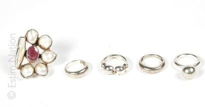 ANONYME FIVE RINGS made of silver, one of them enhanced with mother-of-pearl and...
