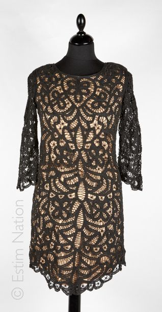 The KOOPLES DRESS near the body in cotton and black guipure (T 34)