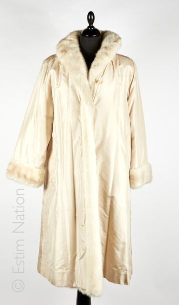 REVILLON Haute Fourrure vintage, n° 76988 COAT -PELISSE in elongated pastel mink...