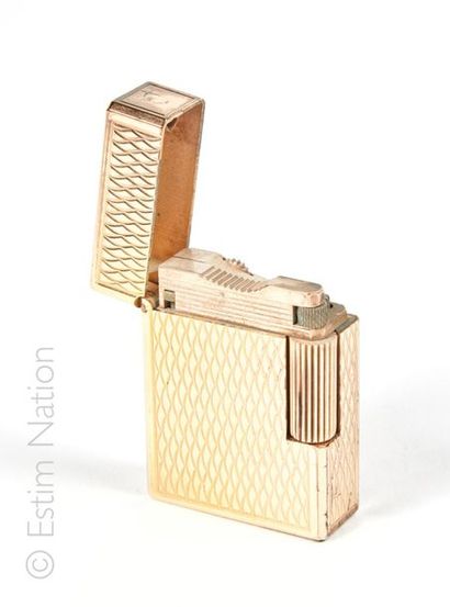 DUPONT VINTAGE LIGHTER LIGHTER in gold-plated metal engraved with lattices (small...