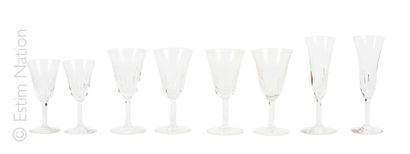 SAINT LOUIS Service de 48 verres à pied en cristal taillé modèle CERDAGNE comprenant...