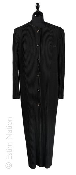 Issey MIYAKE Black permanent pleated polyester coat, three pockets, single-breasted...