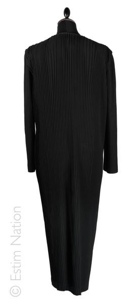 Issey MIYAKE Black permanent pleated polyester coat, three pockets, single-breasted...