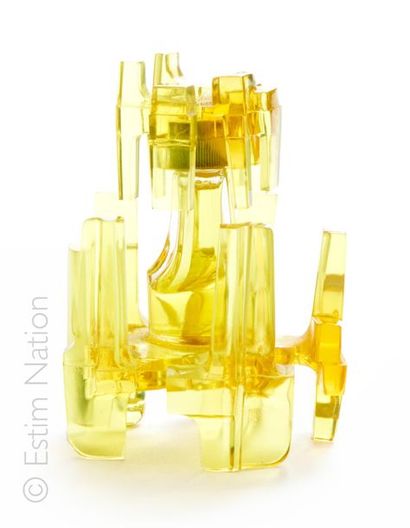 CARVEN "Variations" Flacon de parfum sculpture en verre incolore presse, habille...