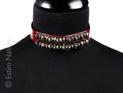 KARINE ARABIAN COLLIER DE CHIEN en simili cuir bordeaux et perles patinées en métal...