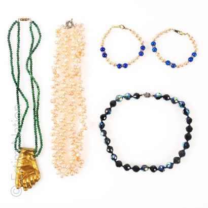 ANONYME FIVE NECKLACES and TWO BRACELETS in mother-of-pearl, glass, hard stone and...