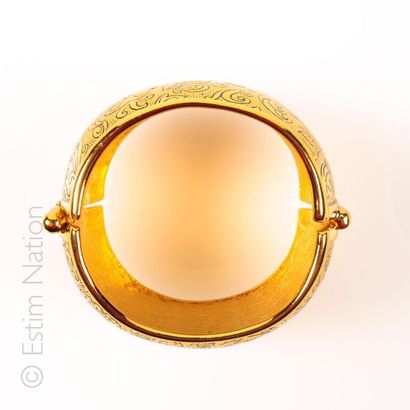 Yves Saint LAURENT MANCHETTE incurvée en métal doré gravé d'arabesques articulé (signé...