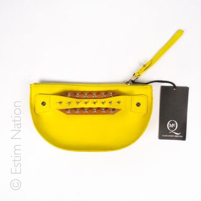 Alexander Mc QUEEN TROUSSE zippée en cuir glacé jaune agrémentée d'une anse et de...