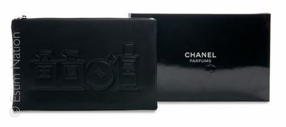 CHANEL Black pouch decorated in relief with the bottles "Chanel N°5", "Coco", "Chance"...
Zipper...