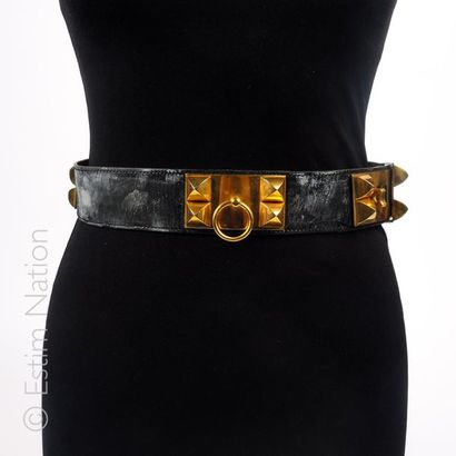 HERMES Paris CEINTURE "MEDOR" en box noir garnitures plaqué or (Longueur : 75 cm)...
