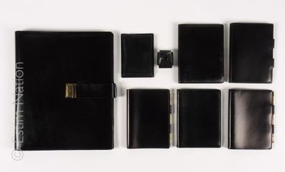 ANONYME Vintage COUVERTURE porte document en cuir noir agrémenté de sa clé et de...
