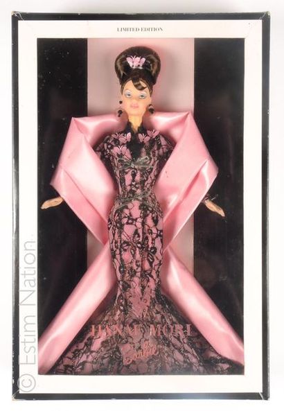 MATTEL X HANAE MORI (1999) POUPEE BARBIE habillée d'une tenue d'inspiration asiatique...