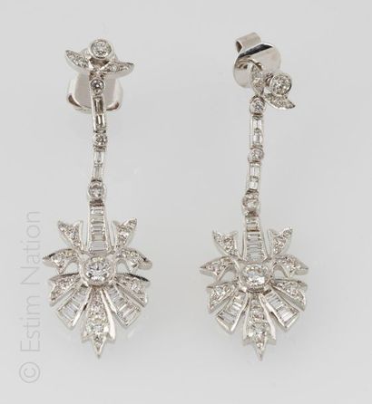 Pendants d'Oreilles Pair of articulated 18K (750/°°) white gold earrings featuring...