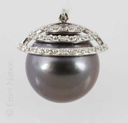 PENDENTIF PERLE DIAMANTS Pendentif en or gris 18K (750/°°) retenant une perle de...