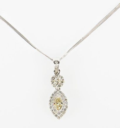 CHAINE PENDENTIF OR DIAMANT Pendentif en or gris 18K (750/°°) articulé composé de...