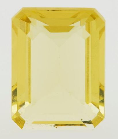 QUARTZ LEMON Quartz lemon taille rectangulaire à degrés pesant environ 24.85 ct....