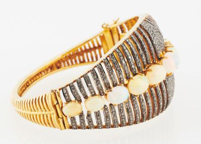 BRACELET ARGENT DIAMANTS OPALES Important bracelet manchette en argent doré 925/°°...