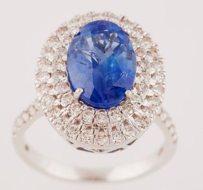 BAGUE OR SAPHIR DIAMANTS 18K white gold ring centered on an oval faceted sapphire...