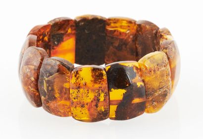 BRACELET AMBRE Bracelet extensible composé de plaquettes d'ambre russe. Provenance...