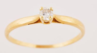 SOLITAIRE Bague solitaire en or jaune 18K (750/°°) centrée d'un diamant serti griffe...
