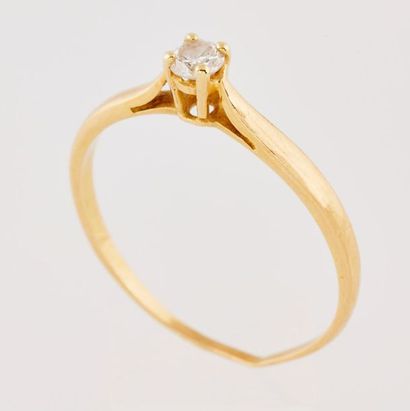 SOLITAIRE Bague solitaire en or jaune 18K (750/°°) centrée d'un diamant serti griffe...
