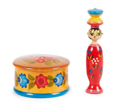 BOITES ET DIVERS - Russia around 1960. Round box in painted wood with flower decoration...