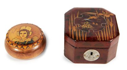 BOITES ET DIVERS - Russia around 1960. Round box in painted wood with flower decoration...