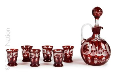 ARTS DE LA TABLE Service à liqueur en verre doublé rouge de Bohême à décor gravé...
