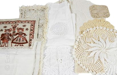 LINGE ANCIEN Lot de linge comprenant : 
- 3 chemises de corps à bretelles en coton...