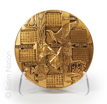 MEDAILLE DE PARIS Médaille de table en bronze représentant le calendrier de l'année...