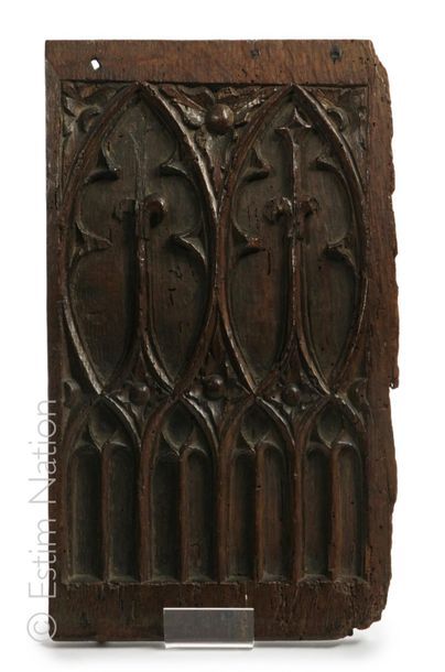 HAUTE EPOQUE Oak panel carved with gothic
motifs Probably from a
Circa 1500
chest...