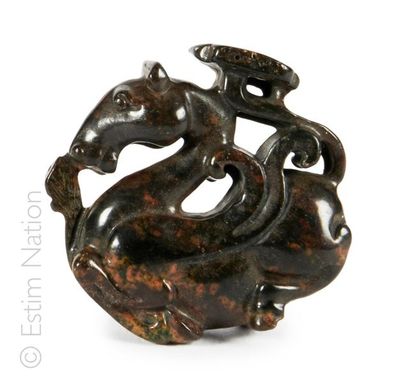 ASIE Carved nephrite subject with chimera decoration. 20th century 
Dimensions: 5.5...
