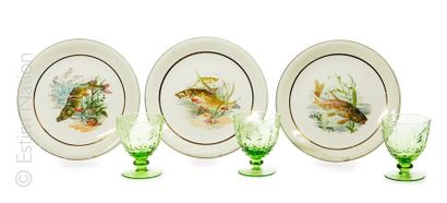 ASSIETTES A POISSON Suite de 11 assiettes à poissons en porcelaine à décor imprimé...