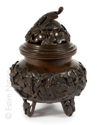 Brûle-parfum CHINA

Charming perfume burner in bronze with a brown patina, openwork...