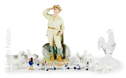 OBJETS DE VITRINE Collection de sujets en porcelaine figurant des chevaux et des...