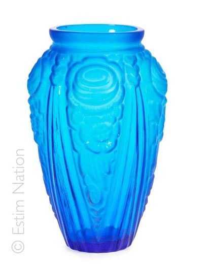 DIVERS Vase out of blue patinated glass with decoration of flowers in relief. Art...