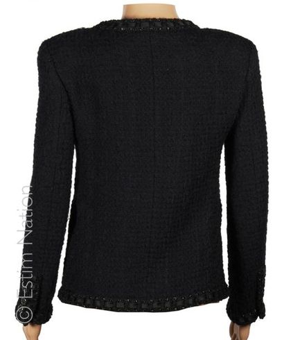 CHANEL (2016) VESTE "iconique" en tweed de laine noire bordée d'un galon en soie...