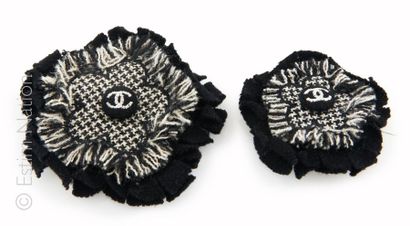 CHANEL SET DE DEUX BROCHES CAMELIA en lainage noir et blanc (8 x 6 cm) (manque s...