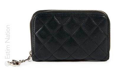 CHANEL PORTEMONNAIE zippé en cuir matelassé noir (7,5x12 cm) (patine et salissures...