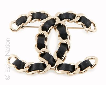 CHANEL (2014) BROCHE CC en métal brossé et argenté entrelace de cuir noir (4 x 5...