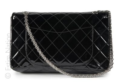 CHANEL (2014) BAG 2.55 GM in padded black patent leather, double chrome chain, black...