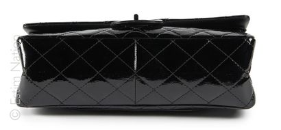 CHANEL (2014) SAC 2.55 GM en cuir matelassé verni noir, double chaîne chromée, intérieur...