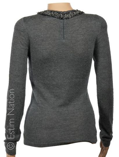 CHANEL (2010 - 2011) PULL OVER in grey cashmere, neckline adorned with tweed braid,...