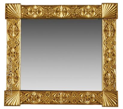 MIROIR ART DECO Miroir rectangulaire en bois sculpté et doré à décor de motifs géométriques
Dimensions...