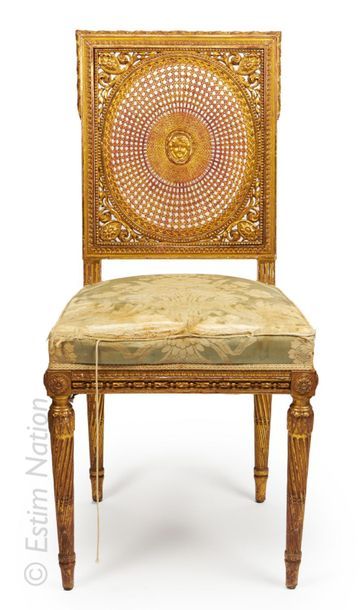 CHAISE NAPOLEON III Chaise en bois doré et sculpté, le dossier droit à décor de guirlandes...