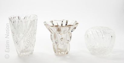 VERRERIE Ensemble comprenant : 
- Vase corolle en verre pressé et moulé à décor de...