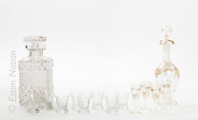 VERRERIE Ensemble comprenant : 

- Douze flûtes à champagne en verre, corps orné...