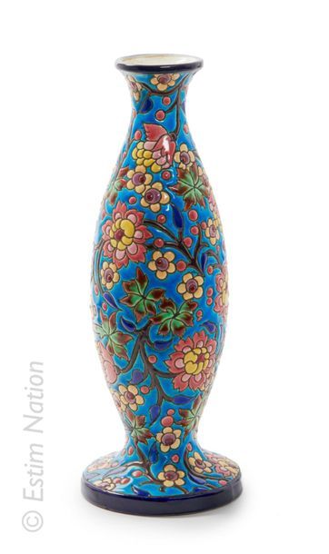 LONGWY LONGWY

Vase fuselé en faïence à fond turquoise et décor rayonnant dit d'émaux...