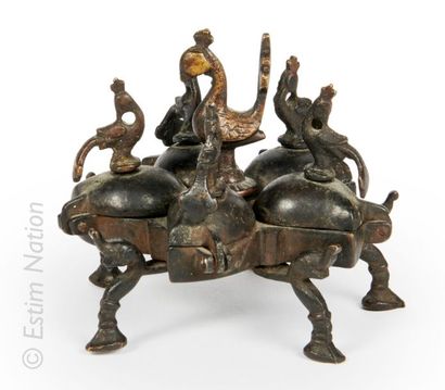 INDE Boîte à fard Tika en bronze à patine brune à décor d'un paon faisant la roue...